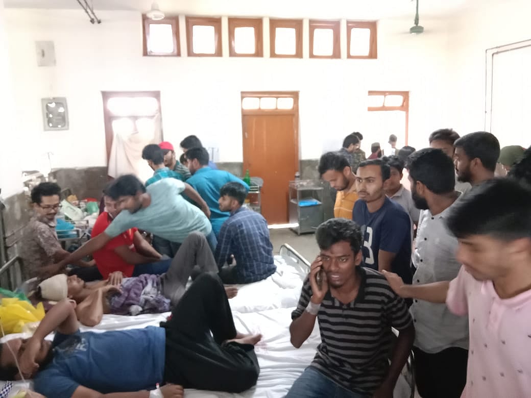 বরিশাল শের-ই-বাংলা মেডিকেল কলেজ হাসপাতালের সার্জারি ইউনিট-৪–এ চিকিৎসাধীন আহত শিক্ষার্থীরা। আজ বুধবার বেলা সাড়ে ১১টার দিকে